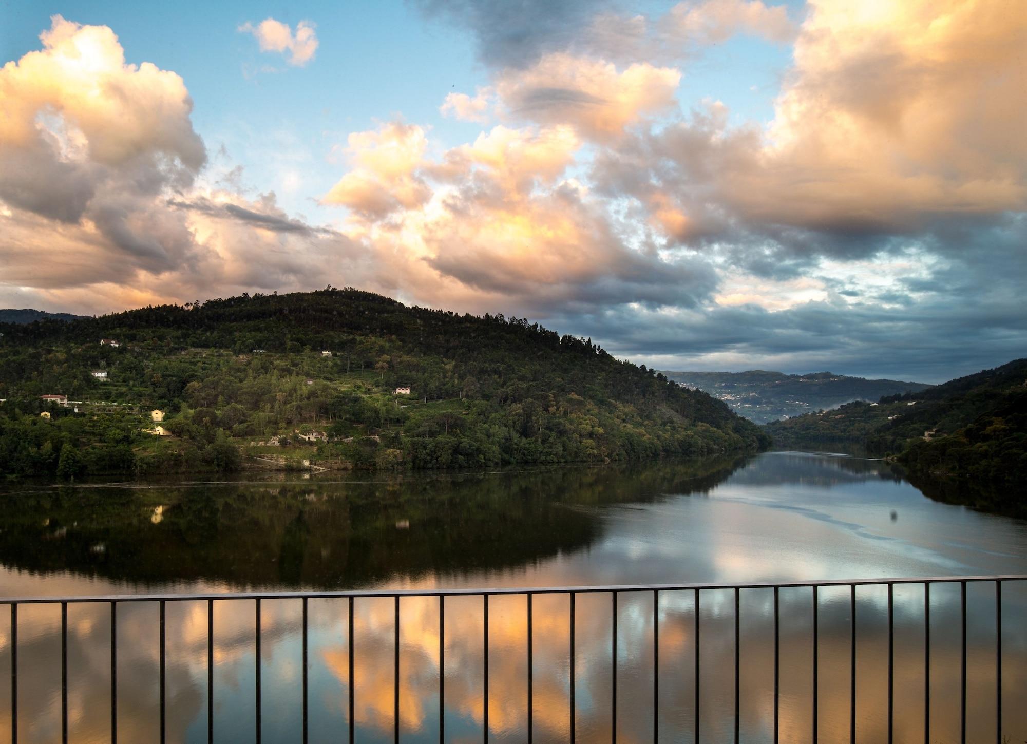 Douro Royal Valley Hotel & Spa Рибадору Экстерьер фото View of the river at the dam