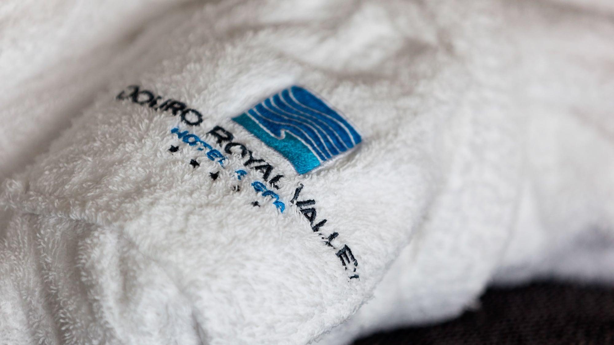 Douro Royal Valley Hotel & Spa Рибадору Экстерьер фото A towel with the hotel's logo