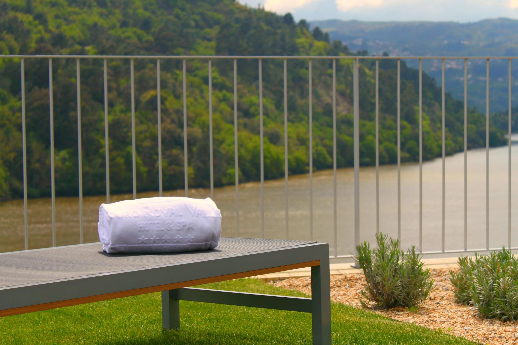 Douro Royal Valley Hotel & Spa Рибадору Экстерьер фото A rolled towel